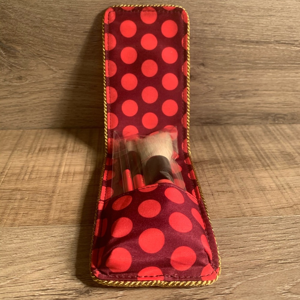 MAC Cosmetics Nutcracker Sweet Essential Brush Kit - Picture 3 of 3